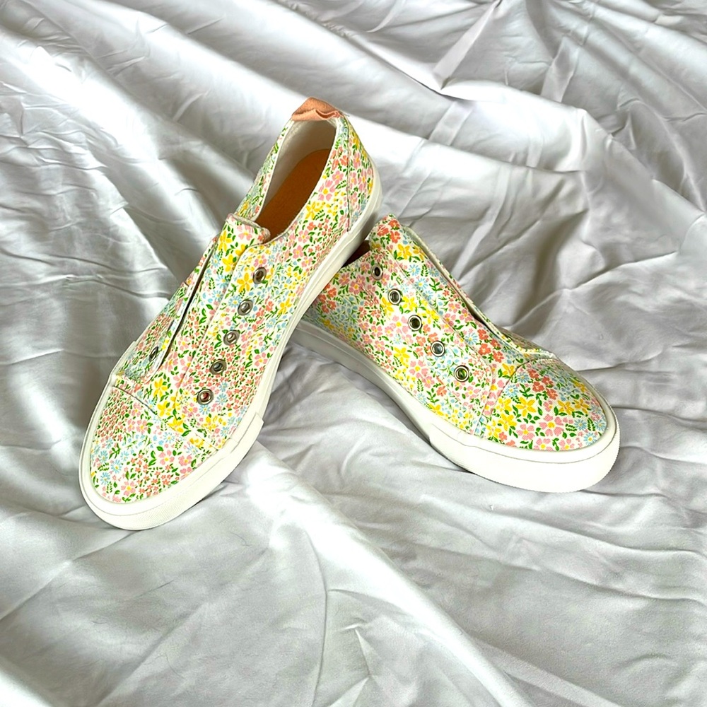 ✨NEW LISTING✨ NWOT Floral Slip On Sneakers